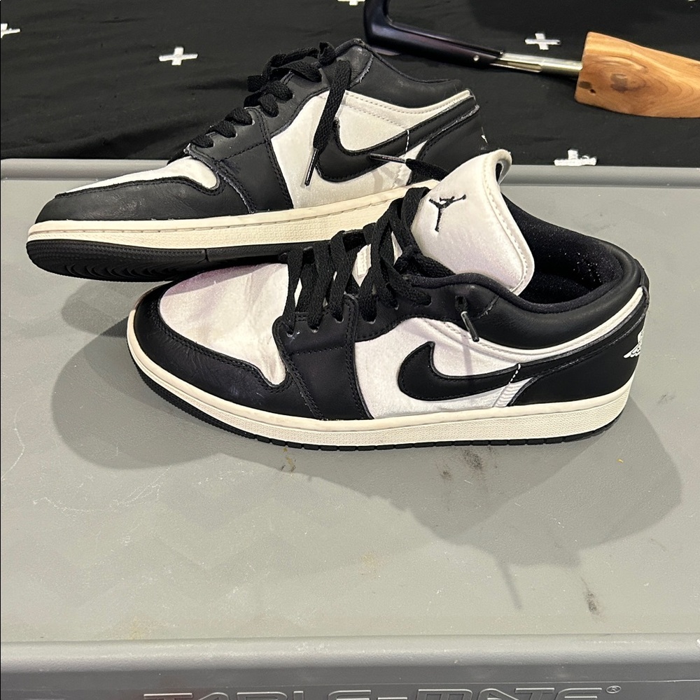 Women’s JORDAN 1 LOW SE VINTAGE PANDA